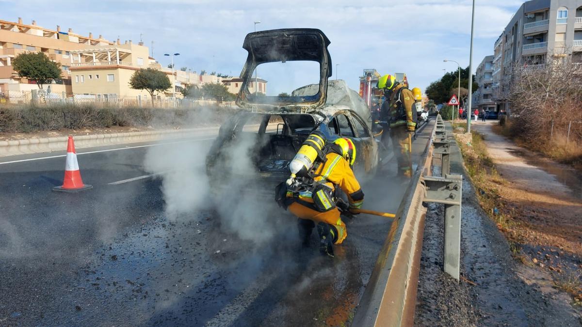 Intervención de los bomberos del suparque de Almoradí en Guardamar del Segura