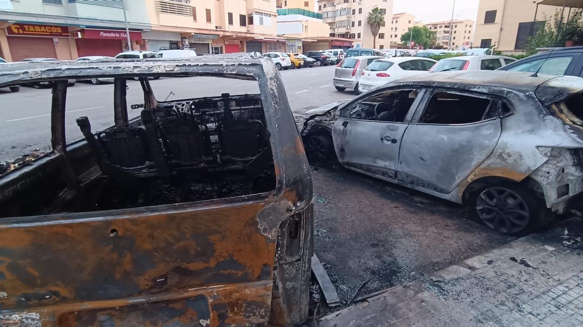 Los coches destruidos por el fuego esta madrugada en s&#039;Indioteria.