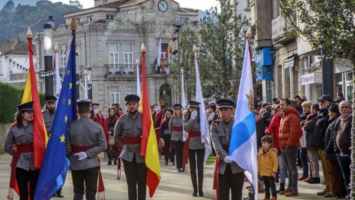 Abanderados de rondallas en el último certamen ante el Concello.