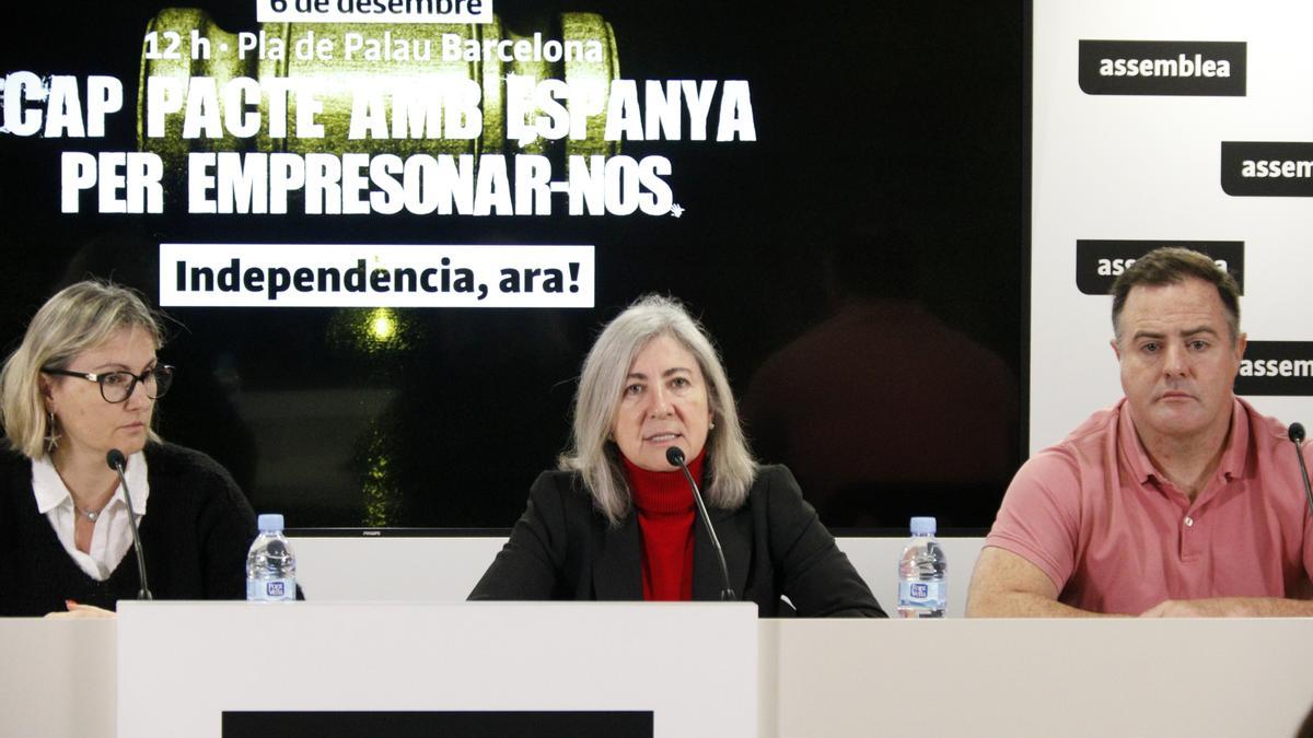 La presidenta de l&#039;Assemblea Nacional Catalana, Dolors Feliu, la coordinadora de mobilització de l&#039;entitat, Esther Güell, i el coordinador d&#039;estratègia, Uriel Bertran, en una roda de premsa a la seu de l&#039;ANC