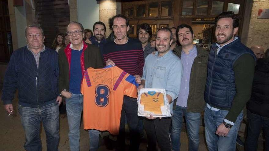 Por la izquierda, Francisco Sánchez, Toni Fidalgo, Rubén Barriuso, Gonzalo Rodríguez (con una tarta) y otros participantes en el cumpleaños, en la calle Alfonso VII.