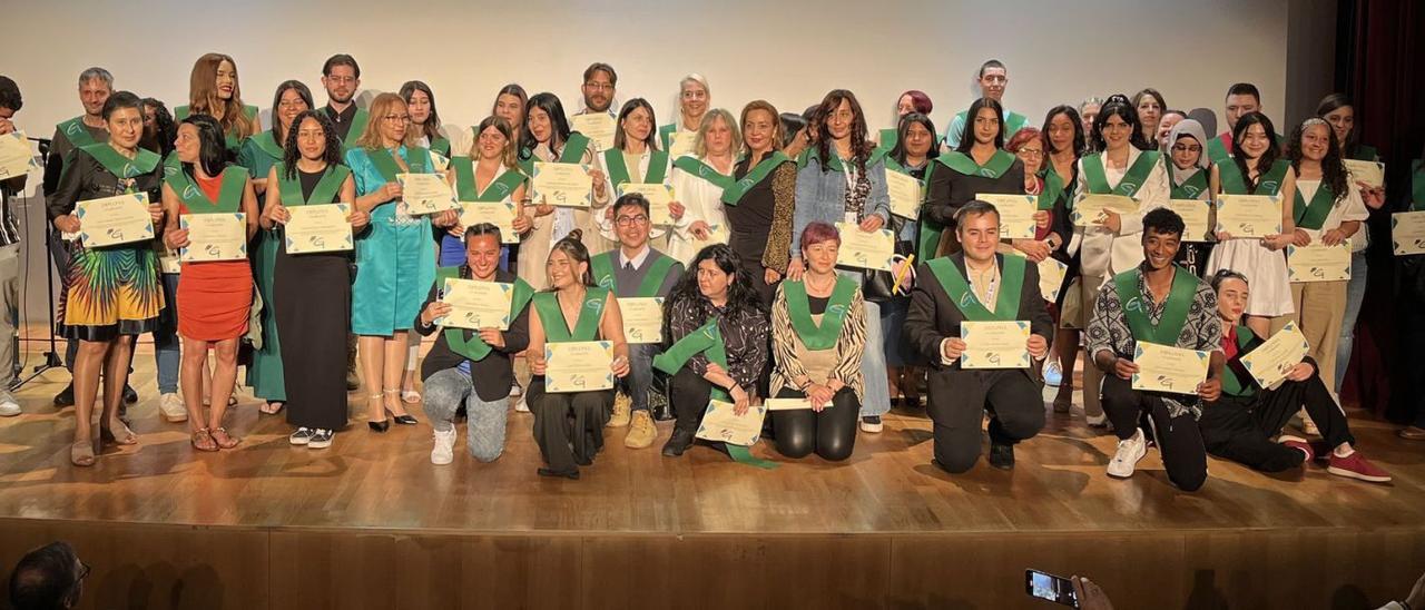 Los 51 estudiantes de Secundaria que acudieron a la primera graduación del CEPA, en el Centro Municipal Integrado Pumarín-Gijón Sur.