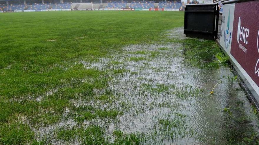 Estado del césped de Pasarón en el día de ayer. // Rafa Vázquez