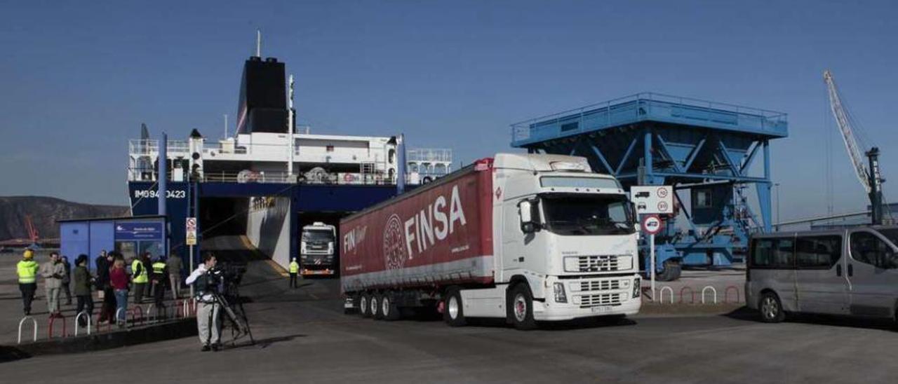 Un transportista gallego desembarca su camión en uno de los últimos servicios del buque de la autopista del mar de Gijón. // LNE