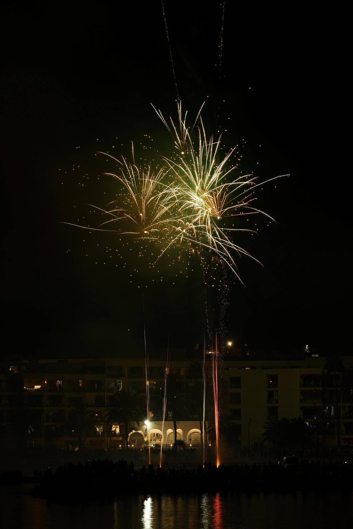 Mira aquí todas las fotos de los fuegos artificiales en ses Figueretes Mira aquí todas las fotos de los fuegos artificiales en ses Figueretes