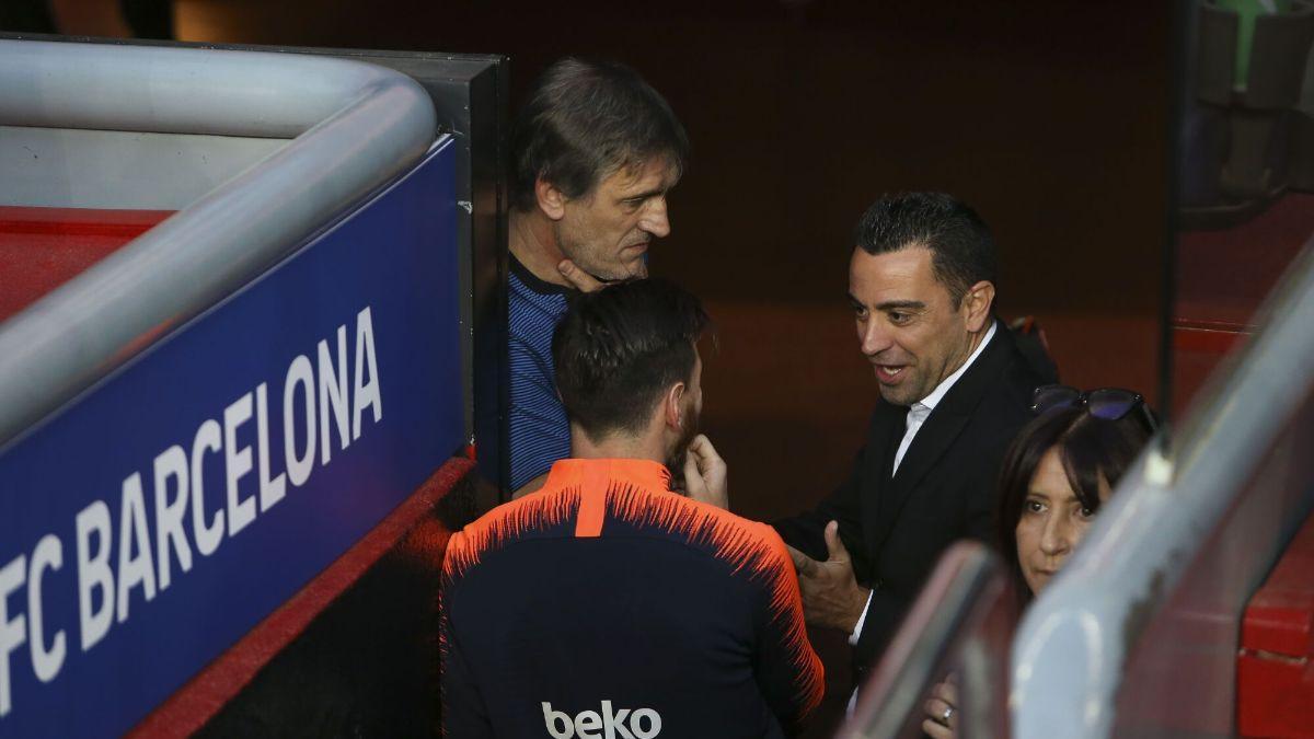 Xavi habla con Messi en presencia de Pepe Costa