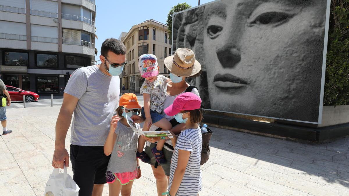 Turistas visitando la ciudad de Elche, en una imagen de archivo
