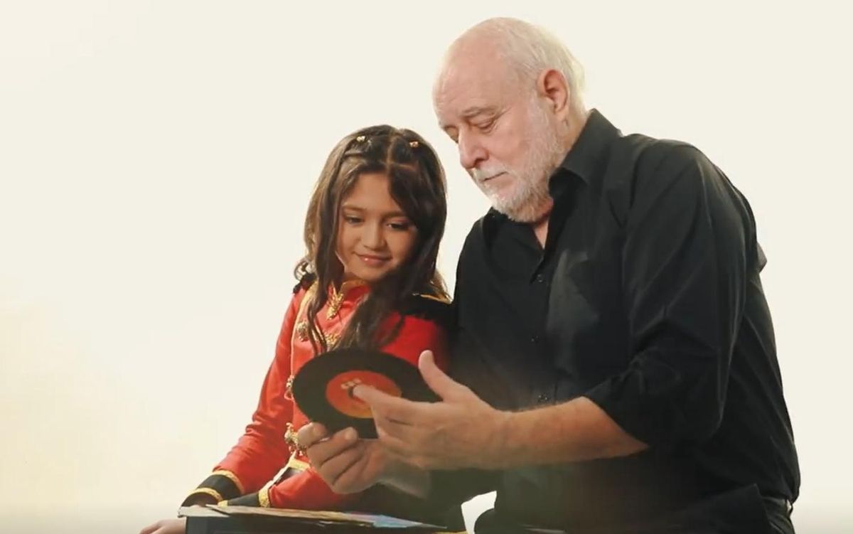 Noa Antepazo e o seu avó Arturo Sabugueiro nun fotograma do videoclip elexido pola CRTVG.