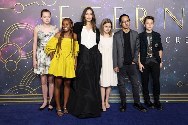 Angelina Jolie, acompañada por cinco de sus seis hijos, en la premiere de la película 'Eternals' en Londres