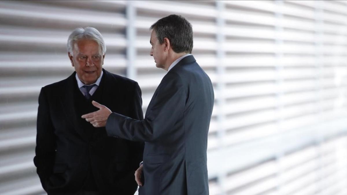 Los expresidentes Felipe González y José Luis Rodríguez Zapatero, el pasado lunes en Madrid.