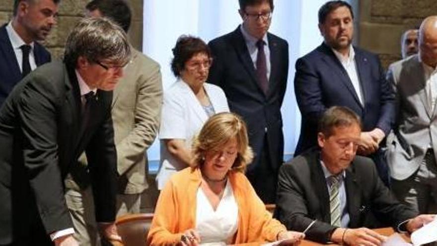 Borràs i l&#039;exsecretari de Governació (F. Esteve) reben la notificació amb el suport dels membres del Govern.