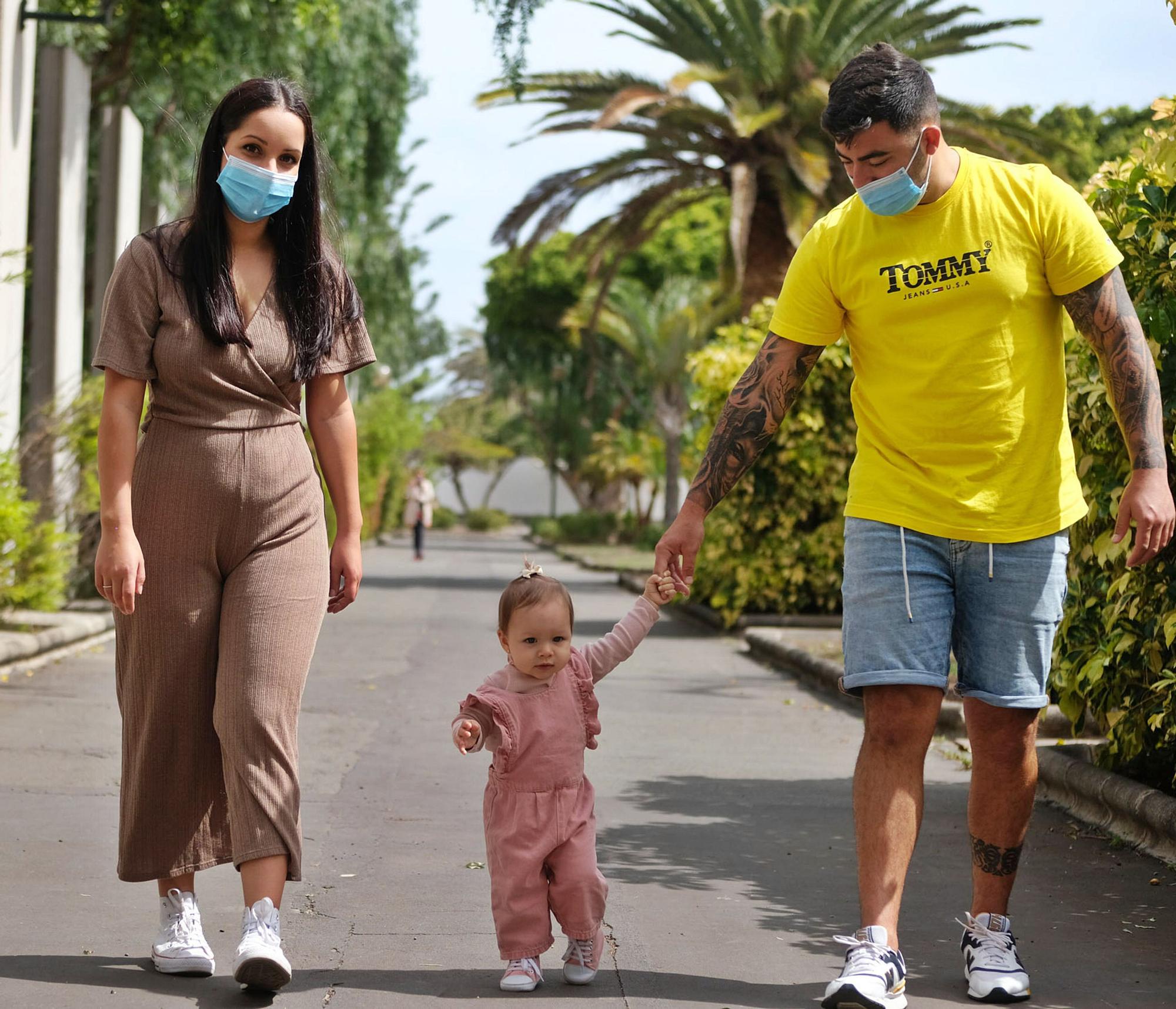 En el centro, la pequeña Valeria Benítez Sastre, agarrada de la mano de sus padres, Covadonga Sastre y Kioma Benítez, en el parque San Juan de Telde. | | JOSÉ CARLOS GUERRA