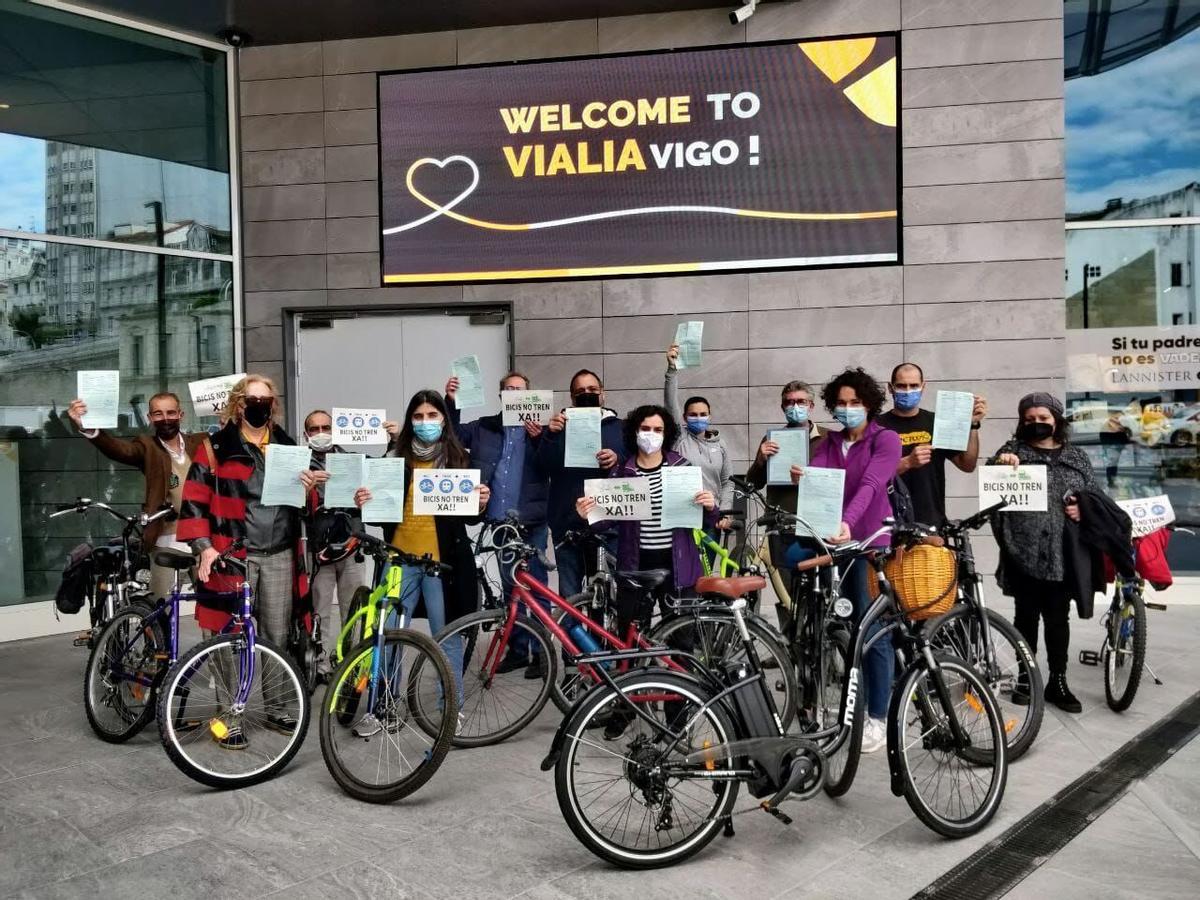 CONCENTRACION DELANTE DE LA ESTACION DE FERROCARRIL DEL CENTRO COMERCIAL VIALIA DE VIGO, PARA RECLAMAR A RENFE " MAS FACILIDADES " EN RELACION AL SERVICIO DE TRANSPORTE DE BICICLETAS EN TREN. PROTESTA