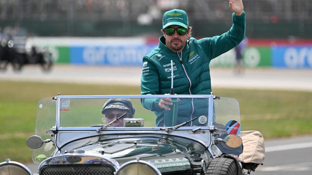 Fernando Alonso, piloto de Aston Martin, durante el GP de Reino Unido.