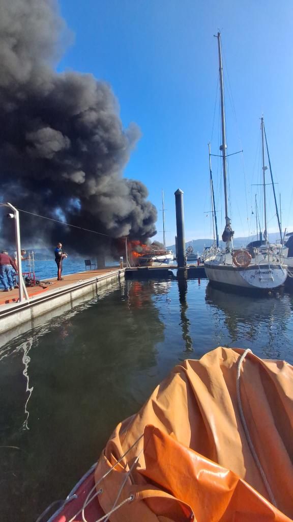 Una columna de humo se levanta en la ría de Vigo: arde una embarcación en San Adrián de Cobres