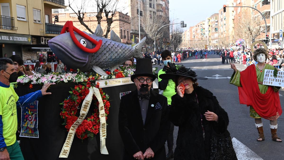 La comitiva fúnebre de la sardina, acompañada por los dolientes y San Pancracio.