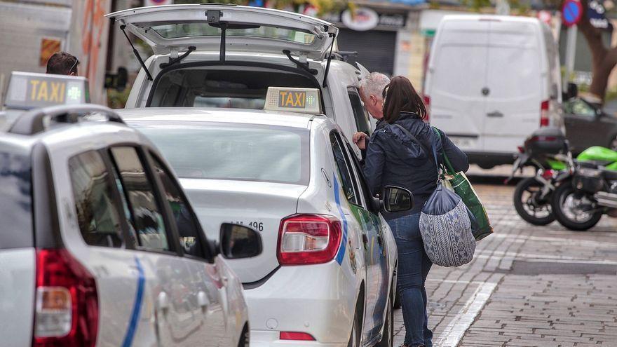 Una mujer entra en un taxi.