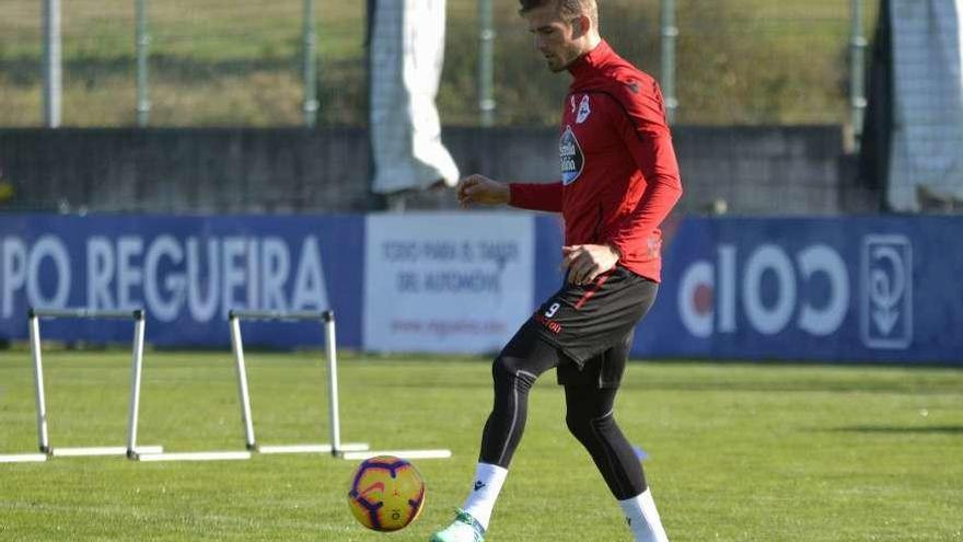 El venezolano Christian Santos controla el balón durante el entrenamiento de ayer.