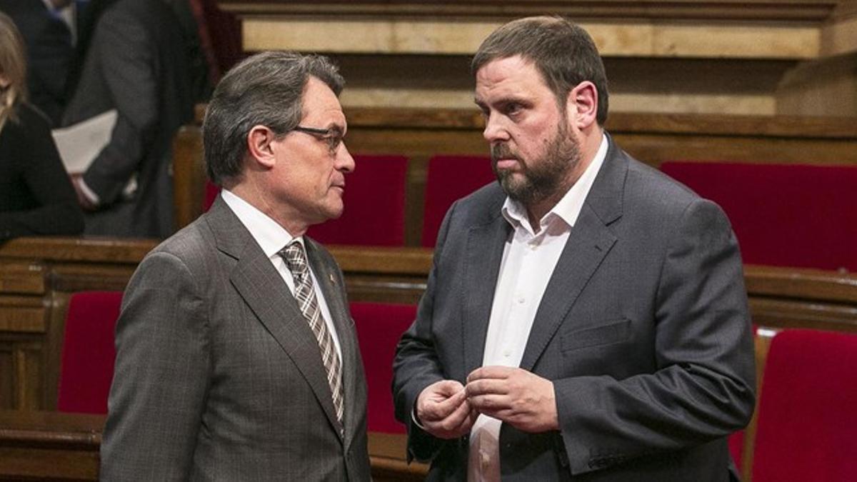 El 'president' Artur Mas y el líder de ERC, Oriol Junqueras, en el Parlament.