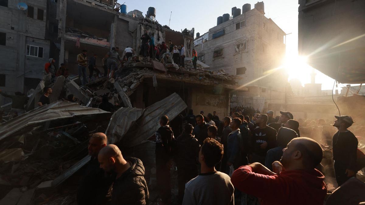 Los palestinos inspeccionan la destrucción tras un ataque aéreo israelí contra el campo de refugiados de Rafah, en el sur de la Franja de Gaza, el 1 de diciembre de 2023, cuando los combates se reanudaron poco después de la expiración de una tregua de siete días entre Israel y los militantes de Hamás.