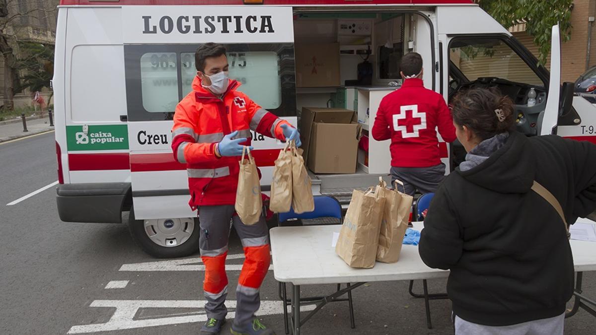 Voluntarios de Cruz Roja en Madrid