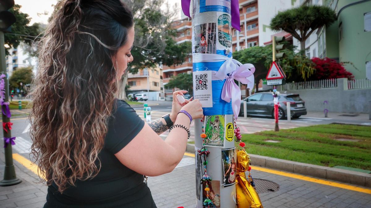 Farola en la que se ha creado un altar para recordar a la joven atropellada por el tranvía, en Santa Cruz.
