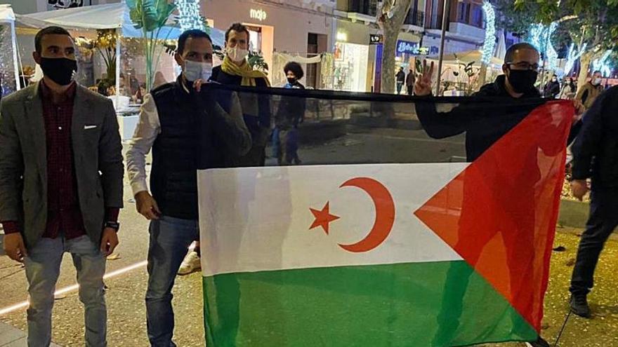 Participantes en la concentración con una bandera saharaui ayer por la tarde en Vara de Rey.