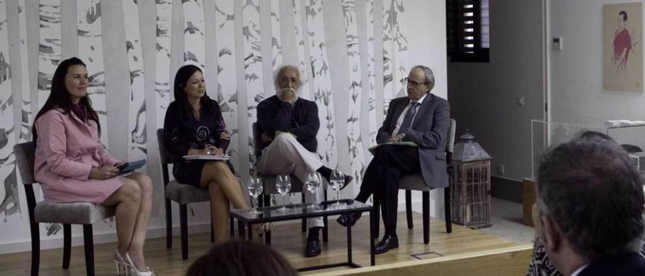 Verónica González, de Funerarias Noega; Raquel Villa; Fernando Fueyo, y Juan Miguel García, director de proyectos de Mensajeros de la Paz, durante la presentación de la exposición benéfica del tanatorio de El Lauredal; a la derecha, un momento de la inauguración del velatorio de Jove.