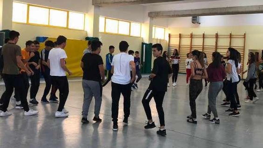 Clase de baile deportivo celebrada en el IES de Mos. // D. P.