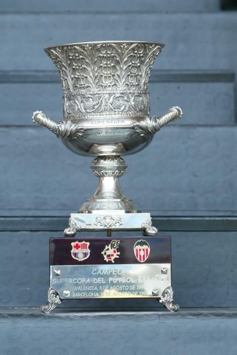 El Valencia gana la Supercopa de 1999