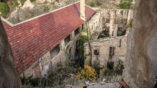 La dirección facultativa ha detectado problemas de inestabilidad tanto en el talud situado detrás de la fábrica de Els Solers como en la fachada del Molí Antic de Ferro.