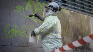 Un trabajador de la brigada de limpieza en la plaça Castella de Barcelona