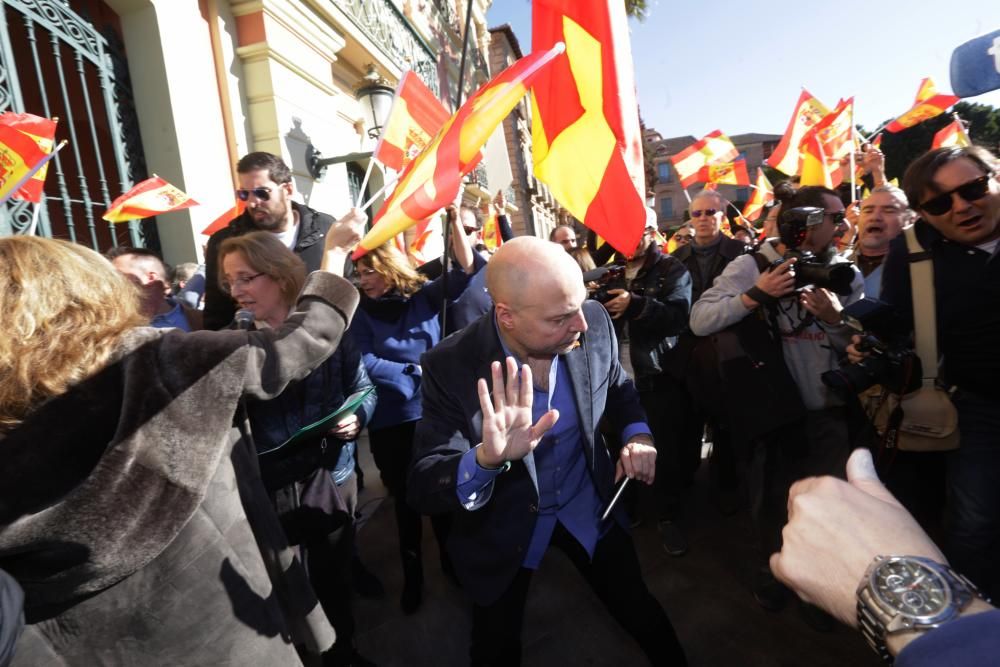 Más de 2.000 personas claman por "la unidad de España" frente al Ayuntamiento de Murcia