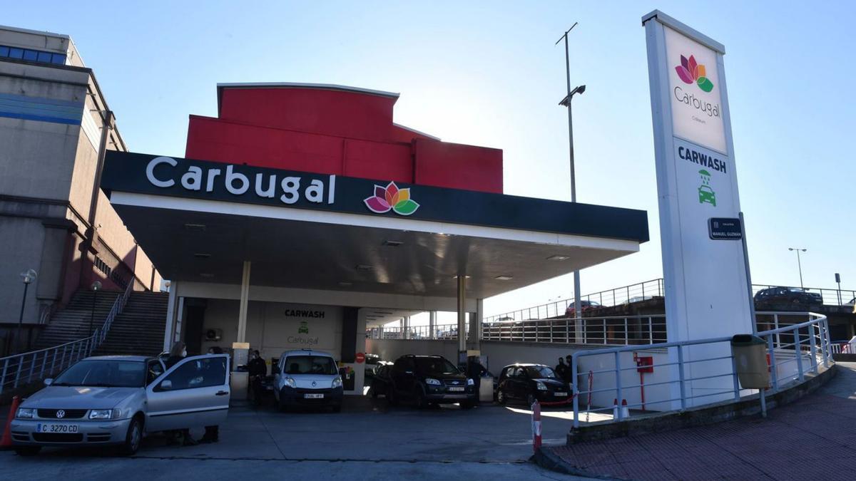 Estación de servicio de Carbugal en Francisco Pérez Carballo, junto al Coliseum. //  | VÍCTOR ECHAVE