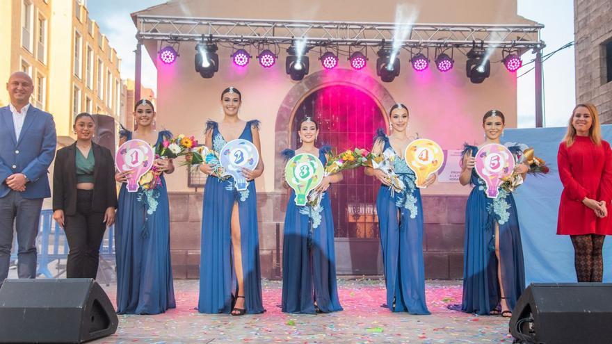 Las cinco aspirantes a reina del Carnaval de Granadilla entre el alcalde, José Domingo Regalado, y la concejala Eudita Mendoza. | | E.D.