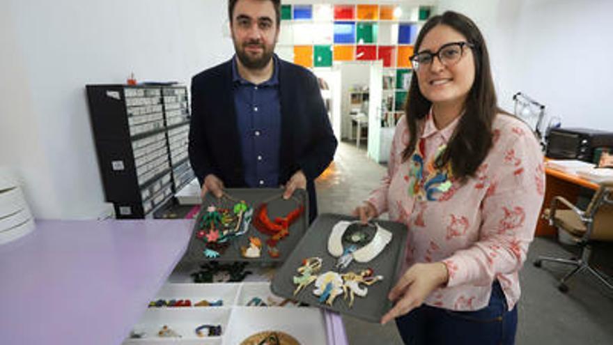 Pablo Nieto y Blanca Calabuig en su taller de València con una muestra de las joyas que diseñan con metacrilato.