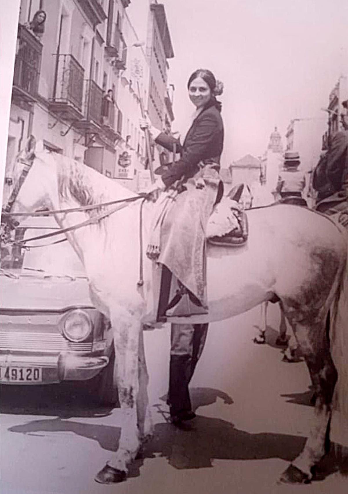 Victoria Escandón, abuela de Carlos Alcaraz, a caballo por la calle Castilla en la salida de la Hermandad del Rocío de Triana.