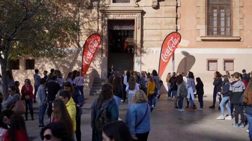 Más de 200 jóvenes dan rienda suelta a su creatividad literaria con Coca Cola