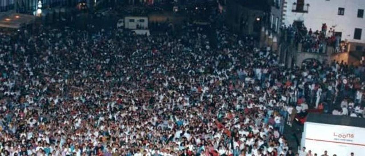 La plaza Mayor de Cáceres, la noche del 10 de mayo de 1992.