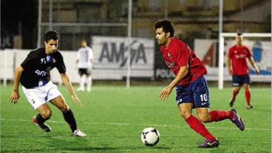 David López (Olot) intentant fer una jugada en la final contra el Figueres.