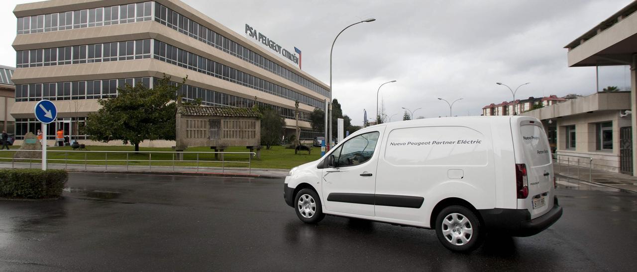 Una de las primeras unidades de la versión eléctrica de la furgoneta Peugeot Partner entrando en la planta viguesa de Stellantis