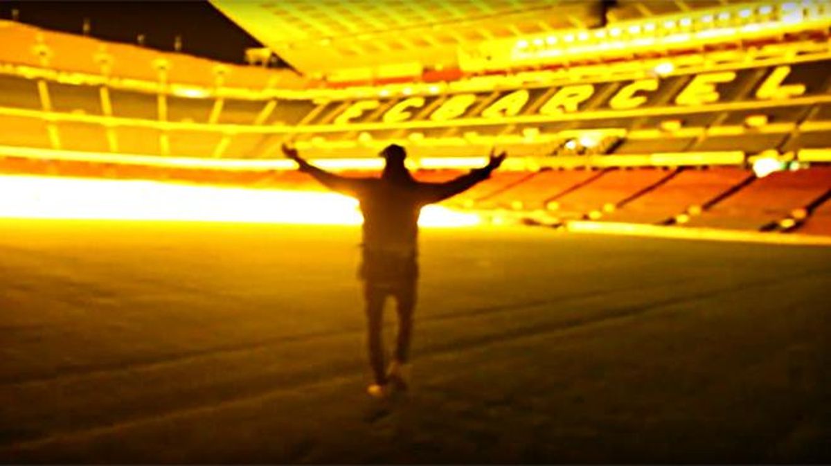 Imatge d’un dels joves en plena nit trepitjant la gespa del Camp Nou.