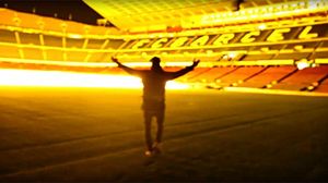 Imatge d’un dels joves en plena nit trepitjant la gespa del Camp Nou.