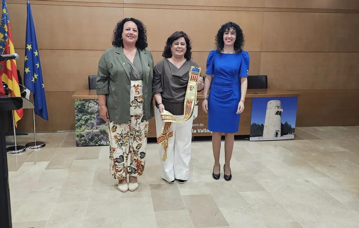 La presidenta de la Federació de Falles, junto a la fallera mayor de Tavernes 2026 y la alcaldesa de la localidad.