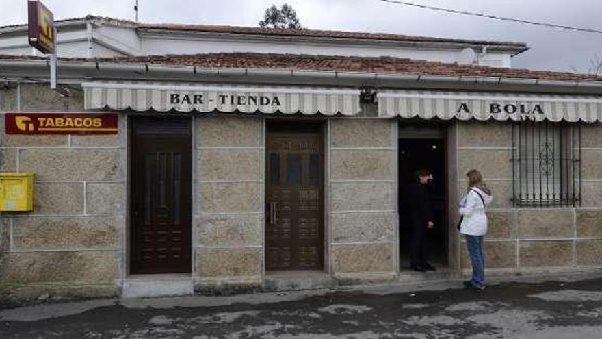 Dos encapuchados atan y amordazan a la dueña de un bar para robar dinero y tabaco