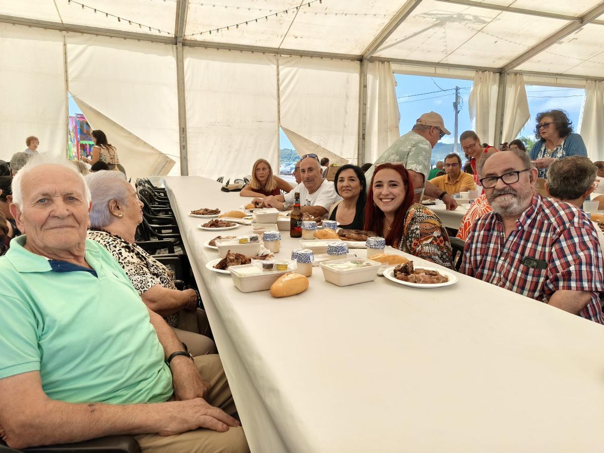 Así fue la V Comilona de las fiestas de Ferroñes, en Llanera