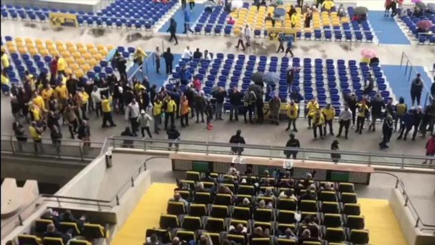 La afición de la UD Las Palmas muestra su descontento en el estadio