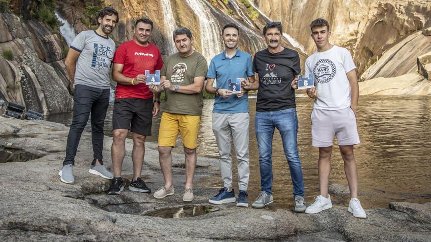 Imagen de la entrega simbólica de dorsales que se celebró en la cascada del Ézaro. |  // FDV