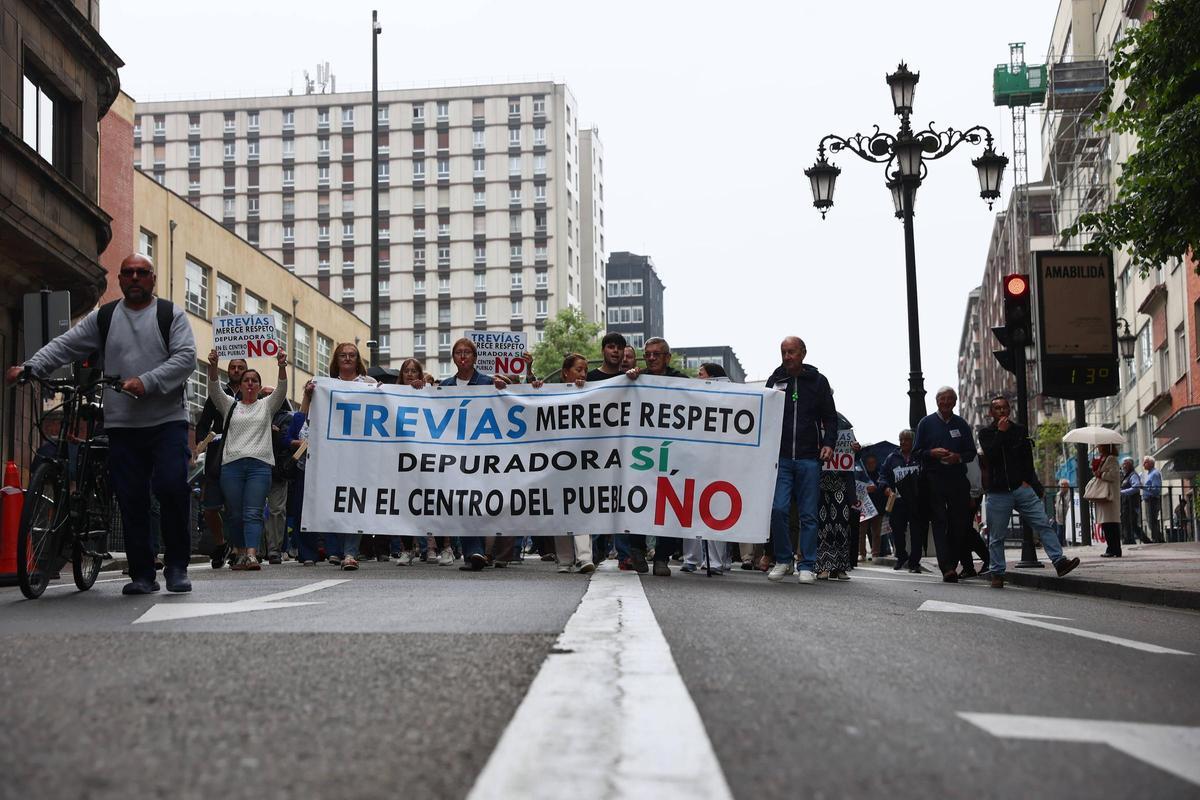 En imágenes: así fue la manifestación por las calles de Oviedo de los vecinos de Trevías que luchan por cambiar la depuradora de lugar En imágenes: así fue la manifestación por las calles de Oviedo de los vecinos de Trevías que luchan por cambiar la depuradora de lugar