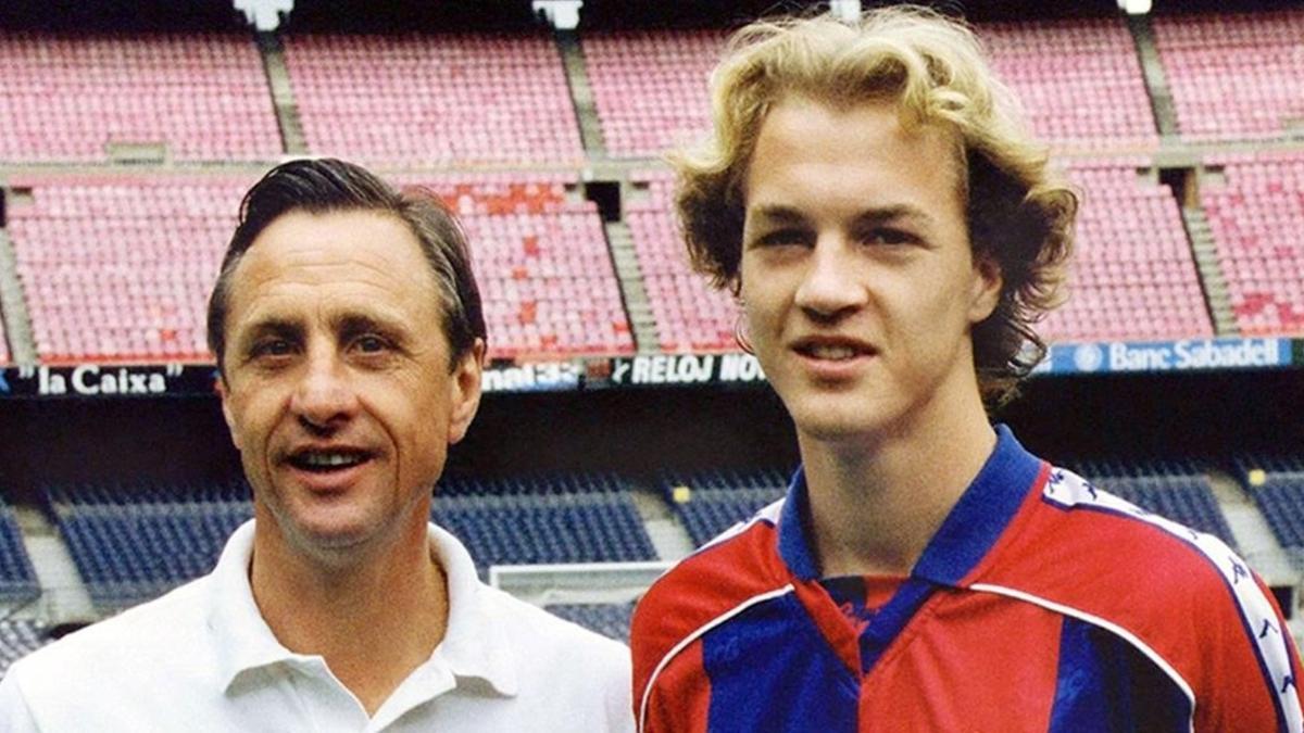 Johan Cruyff y su hijo Jordi, retratados en el Camp Nou, en junio de 1995